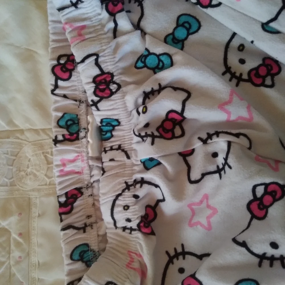 Hello kitty girls 7/8 pajamas set with satin like ruffled edges & collar